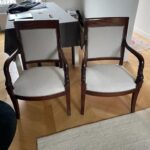 Réfection complète de deux fauteuils Empire en acajou du XIXᵉ siècle, réalisée à Limay (78520, Yvelines). L’intervention a concerné l’ensemble du mobilier : rembourrage refait à neuf, pose d’un tissu raffiné, traitement et mise en valeur des boiseries en acajou. Un travail minutieux qui redonne à ces fauteuils tout leur éclat et leur confort d’origine, dans le respect du style Empire.