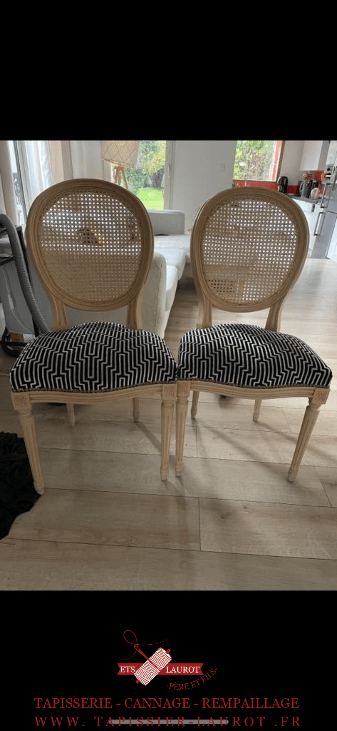 Mantes-la-Jolie 15 Restauration complète de deux chaises à Mantes-la-Jolie (78200) : le dossier et l’assise ont été entièrement refaits en cannage traditionnel, puis recouverts d’un tissu noble et élégant, choisi avec soin pour s’accorder au style d’origine. Le cloutage décoratif apporte une finition raffinée, tandis que le rembourrage, entièrement refait à la main, garantit un confort durable. Un travail artisanal qui redonne vie et caractère à ce mobilier unique.
