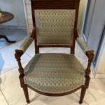 Restauration complète d’un fauteuil Empire en noyer blond du XIXᵉ siècle, réalisé à Buchelay (78200, Yvelines). Le capitonnage a été entièrement refait avec des méthodes traditionnelles, redonnant à la pièce tout son confort et son élégance d’époque. Un travail artisanal minutieux qui met en valeur le bois noble et l’histoire de ce fauteuil unique.