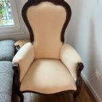 Réfection complète fauteuil style bergère finition clouté tissus fournis par nos soins Amara -7272 crème #artisan #tapissier #fauteuil #louvres #valdoise