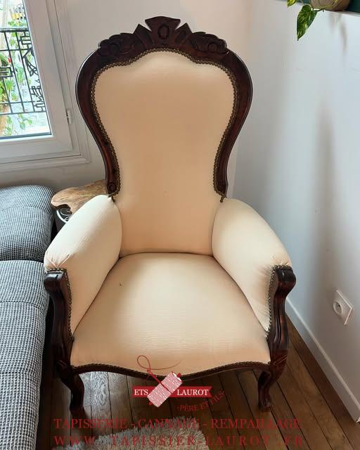 Tapissier ile de France paris 35 Réfection complète fauteuil style bergère finition clouté tissus fournis par nos soins Amara -7272 crème #artisan #tapissier #fauteuil #louvres #valdoise