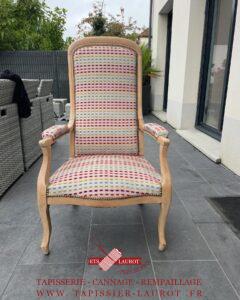 Réfection complète fauteuil voltaire tissus fournis par nos soins sangria 100 multicolore valdoise — à Presles 95590.