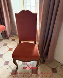 Refection complète chaise en tapisserie Réfection assise et dossier Changement tissus Recollage structure bois Finition clouté Tissus fourbus par nos soins 83974- 451 brugnon CASAL 95510 aincourt val d’Oise #valdoise #artisan #tapissier #chaise #aincourt