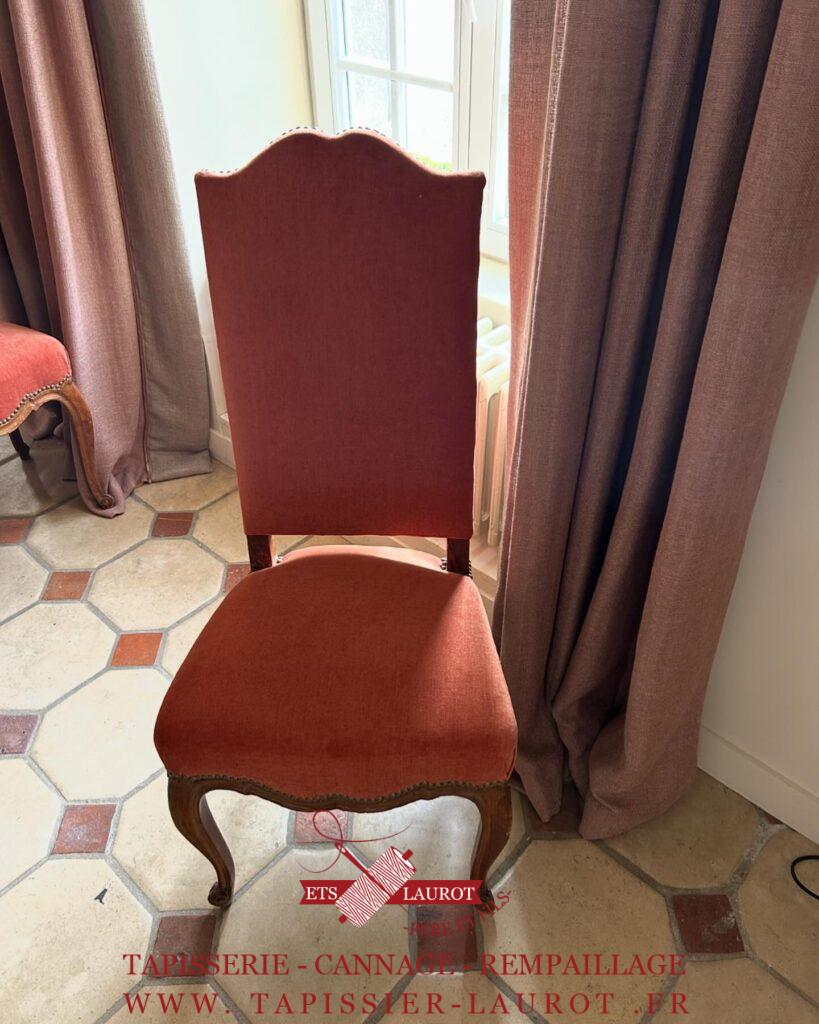 Refection complète chaise en tapisserie Réfection assise et dossier Changement tissus Recollage structure bois Finition clouté Tissus fourbus par nos soins 83974- 451 brugnon CASAL 95510 aincourt val d’Oise #valdoise #artisan #tapissier #chaise #aincourt