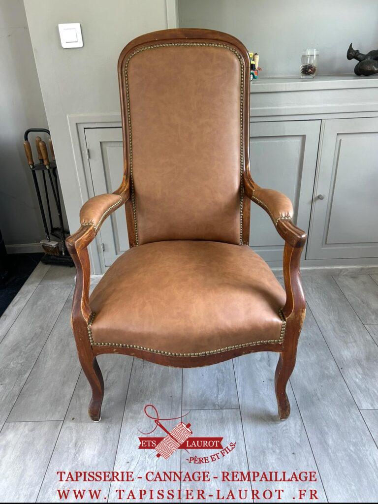 Réfection complète fauteuil style voltaire Simili-cuir fournis par nos soins fonda-cognac Finition clouté Saint-Germain-En-Laye 78100