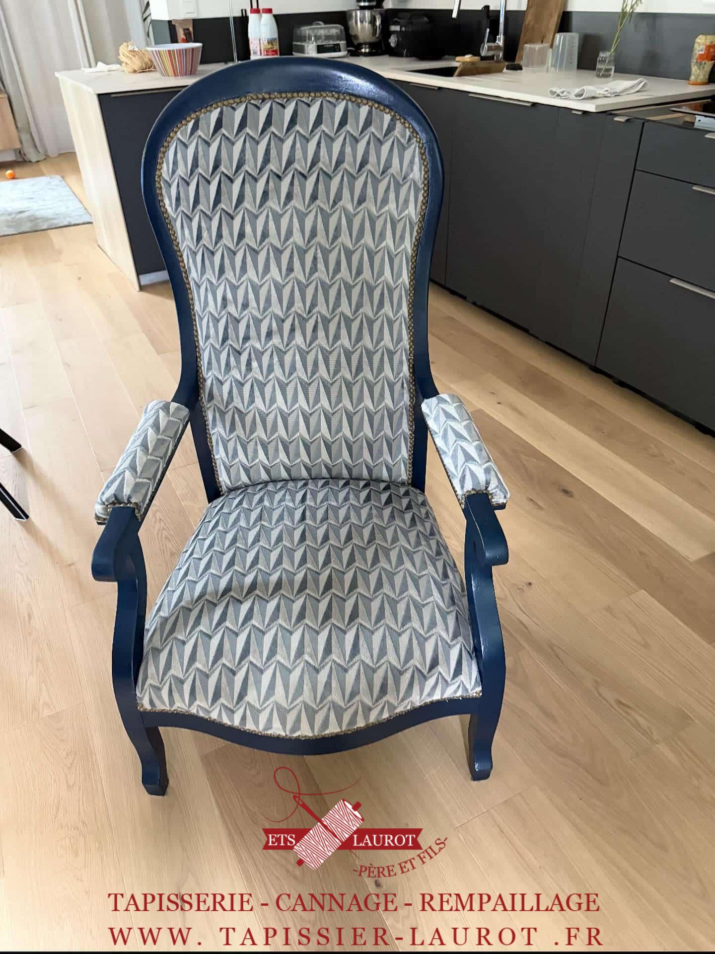 Maisons-Laffitte 13 Réfection complète fauteuil style voltaire Finition clouté tissus fournis par le client Maisons-laffitte 78600 Yvelines