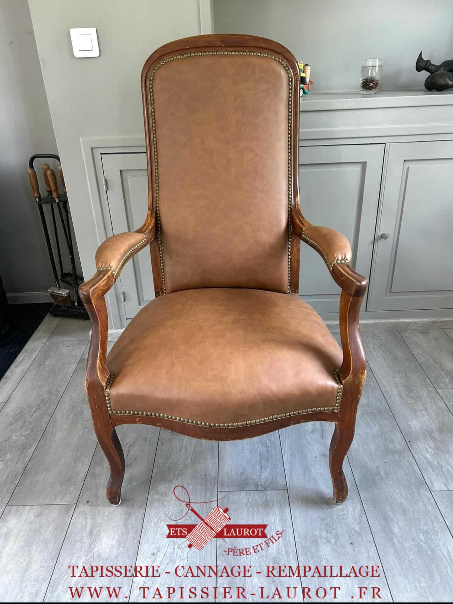 Saint-germain-en-laye 14 Réfection complète fauteuil style voltaire Simili-cuir fournis par nos soins fonda-cognac Finition clouté Saint-Germain-En-Laye 78100