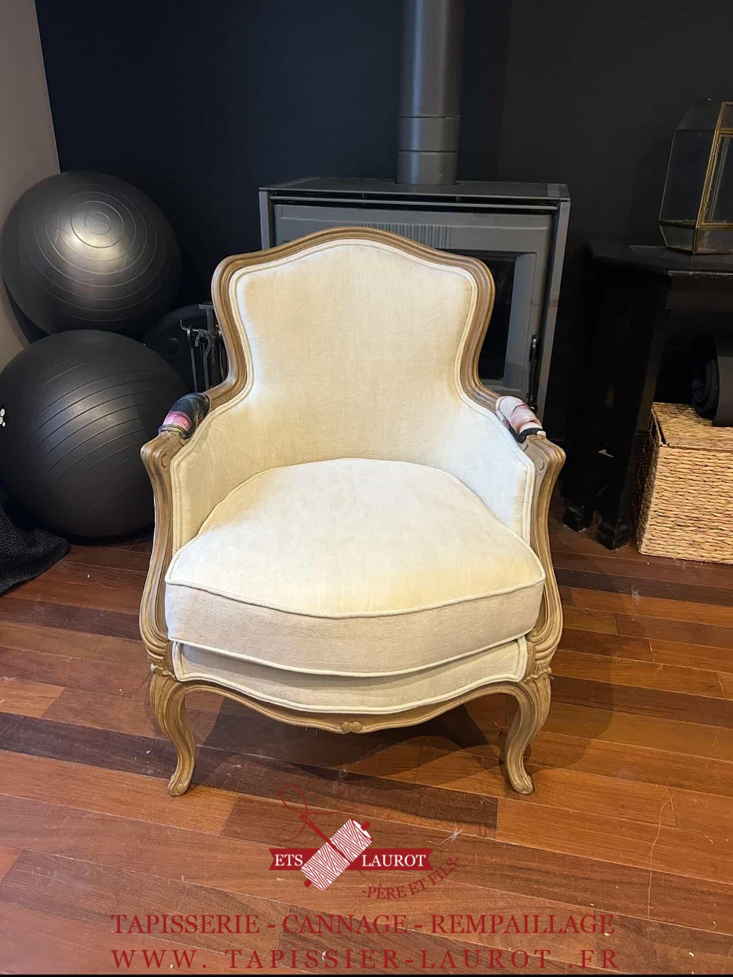 tapissier Yvelines 78 15 Réfection complète bergère à coussin tissus fournis par le client finition double passepoil le mesnil-le-roi 78600 Yvelines 78