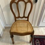 Restauration de chaise – Cannage 6 fils traditionnel Voici une belle chaise en bois que nous venons de restaurer avec un cannage 6 fils traditionnel, réalisé entièrement à la main. Le travail a été enlevé et livré à Croissy-sur-Seine (78290, Yvelines), avec le plus grand soin.