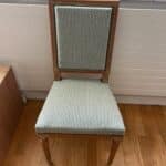 Réfection complète d’une élégante chaise de style Louis XVI, remise à neuf dans notre atelier.