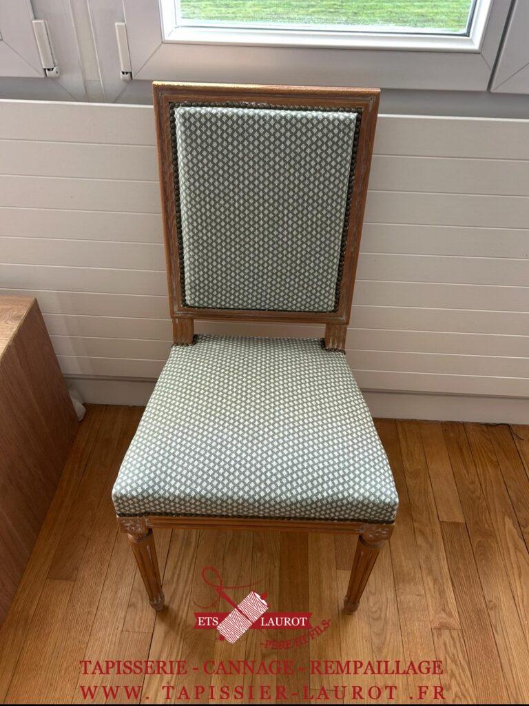 Réfection complète d’une élégante chaise de style Louis XVI, remise à neuf dans notre atelier.