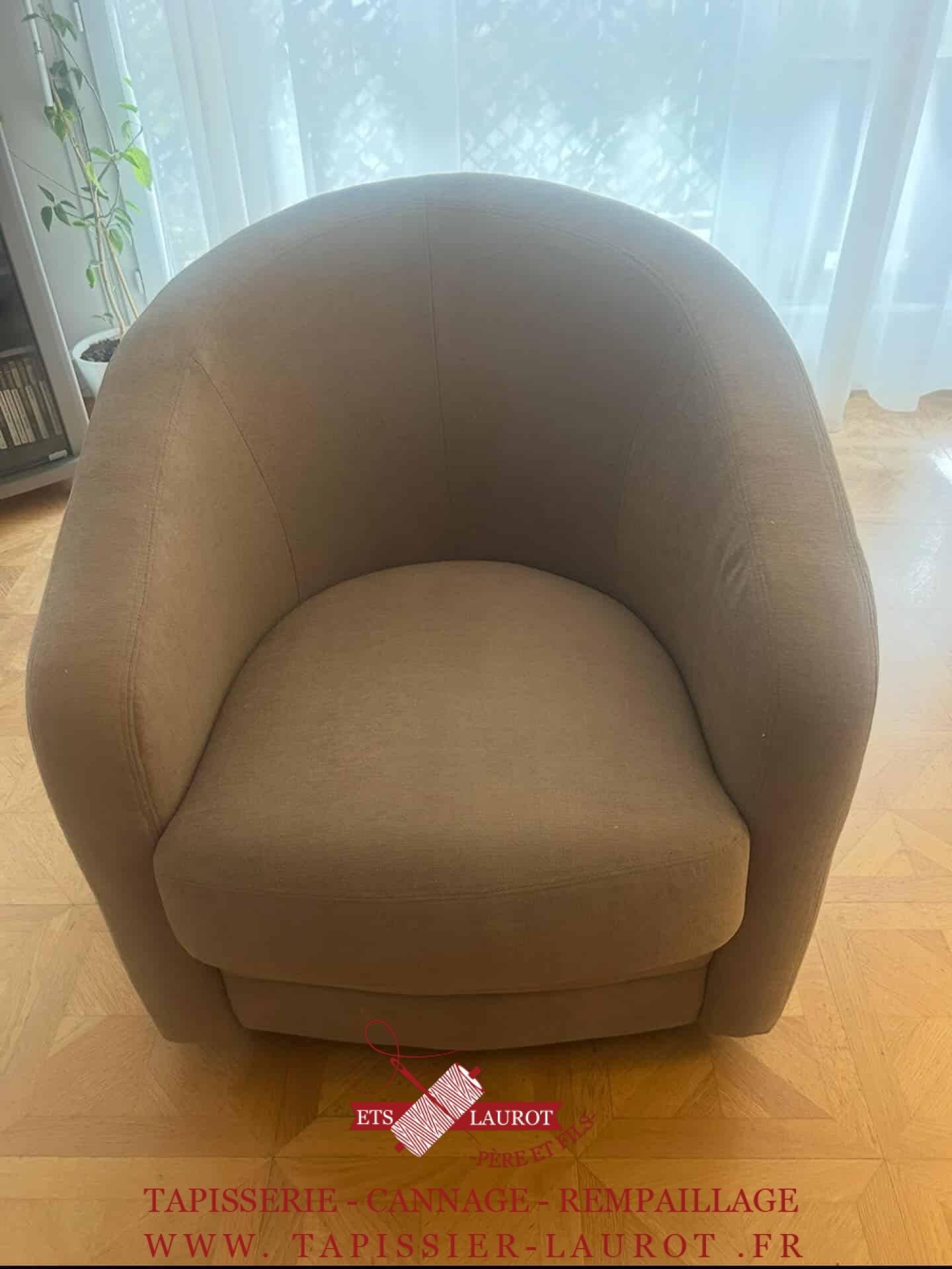 Le Chesnay-Rocquencourt 78150 2 Dépose complète de l’ancien revêtement • Réfection des garnitures pour un confort durable • Habillage intégral avec un tissu haut de gamme 🧵 Tissu choisi par le client dans notre atelier : CASAL – Collection AMARA Coloris : 78 Pelage Un tissu raffiné, chaleureux et résistant, idéal pour un usage quotidien. 🚚 Logistique incluse : Fauteuil enlevé et relivré directement chez le client à Chatou (78400 – Yvelines).