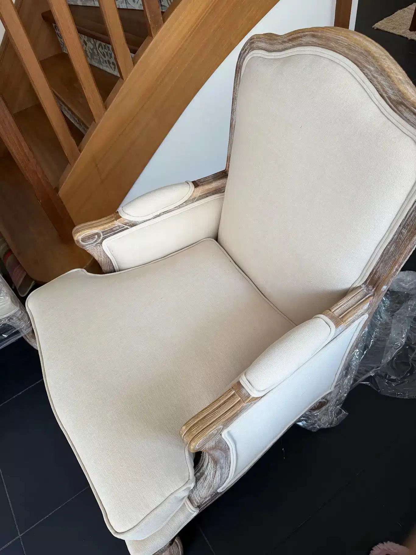 Bergère à coussin de style Louis XVI restaurée avec tissu CASAL Amara 743 Paille à Enghien-les-Bains dans le Val-d’Oise