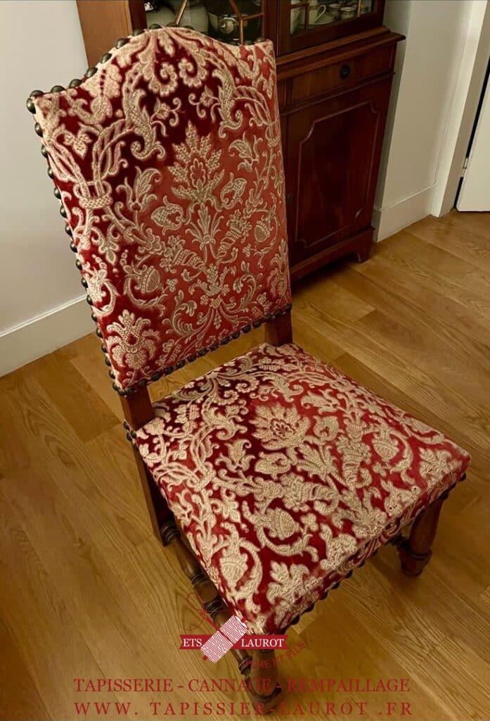 Chaise de style Louis XIII avec assise affaissée et tissu usé avant réfection complète