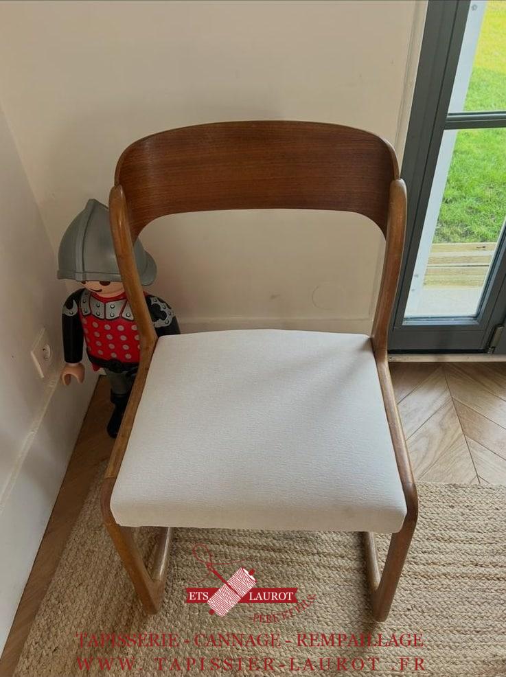 Maisons-Laffitte 16 Chaise scandinave design années 50-60 après réfection complète avec tissu Maison Casal à Versailles