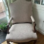 Fauteuil Louis XV restauré avec garnissage traditionnel en crin et finition clous tapissier au Pecq dans les Yvelines