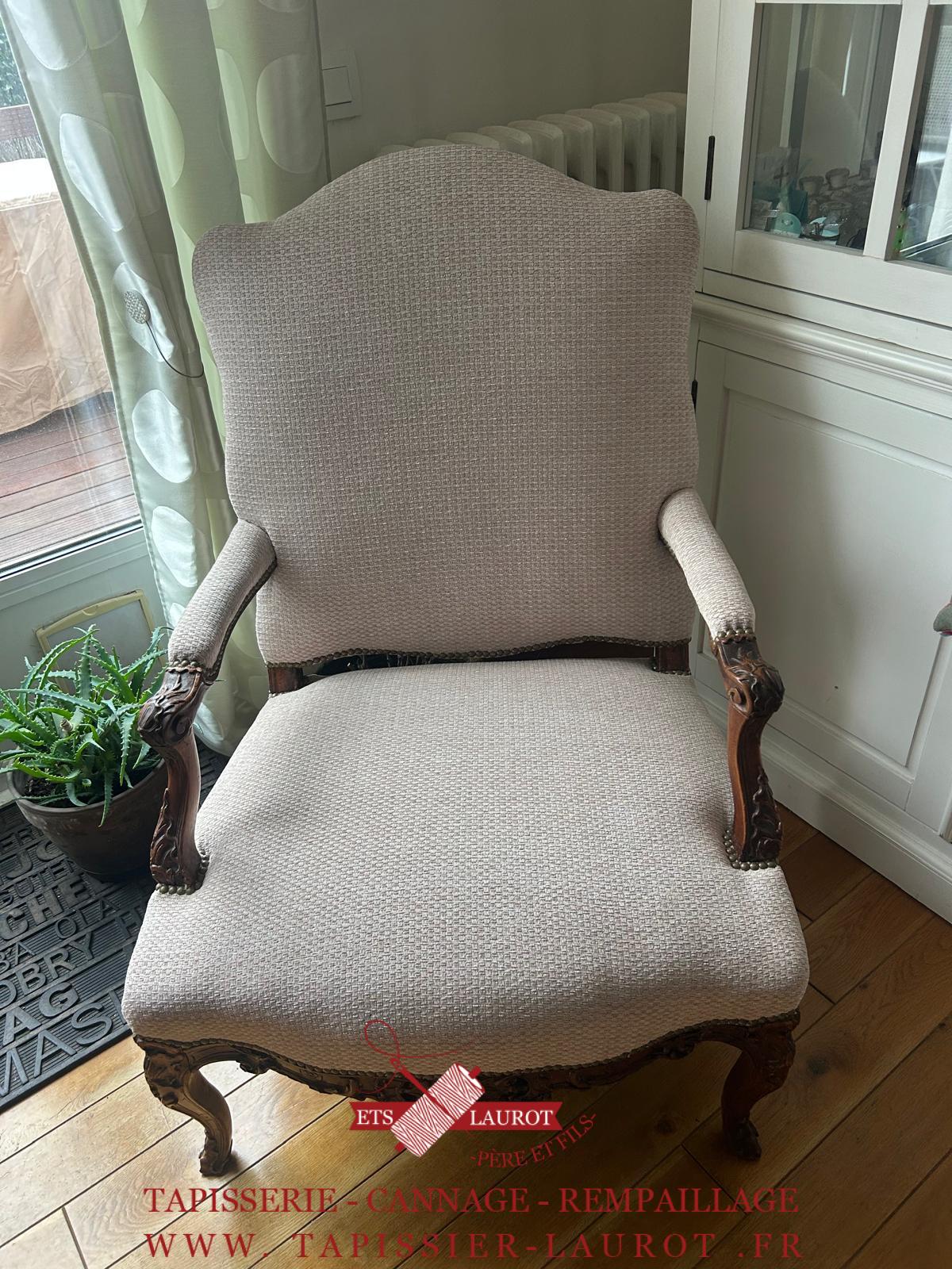 Fauteuil Louis XV restauré avec garnissage traditionnel en crin et finition clous tapissier au Pecq dans les Yvelines