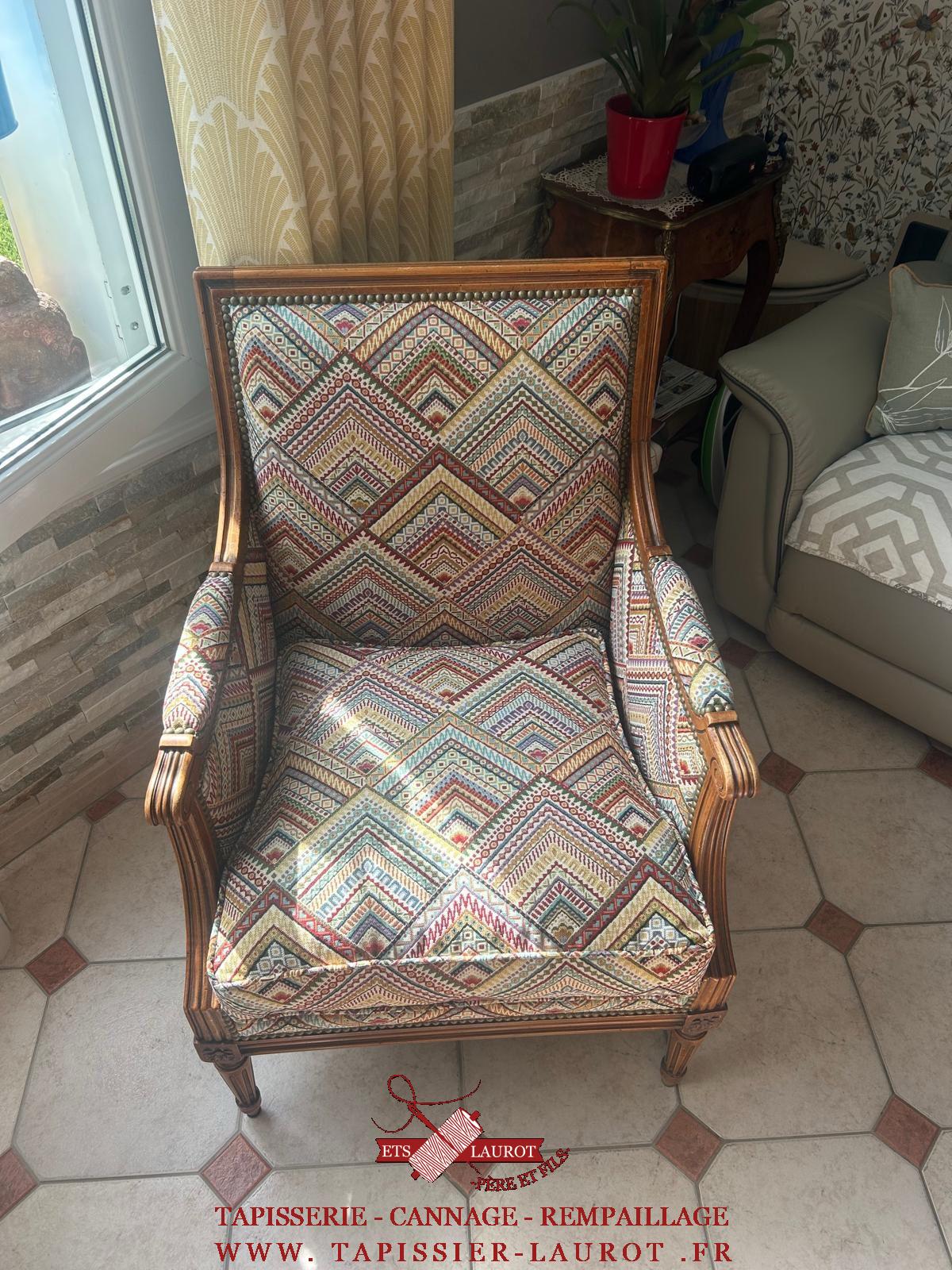 Tapissier ile de France paris 23 Bergère à coussin Louis XV refaite par tapissier à Poissy dans les Yvelines