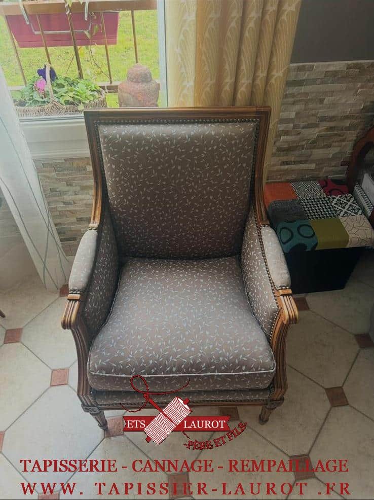 tapissier Yvelines 78 27 Réfection complète d’une bergère à coussin – Poissy (78)