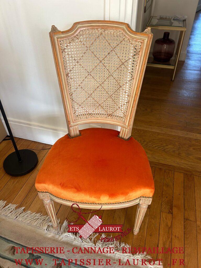 Chaise Louis XVI cannée avec assise en velours orange restaurée par un tapissier à Saint-Germain-en-Laye