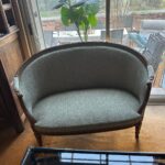 Réfection d’un canapé Louis XVI par tapissier à Bougival dans les Yvelines (78)