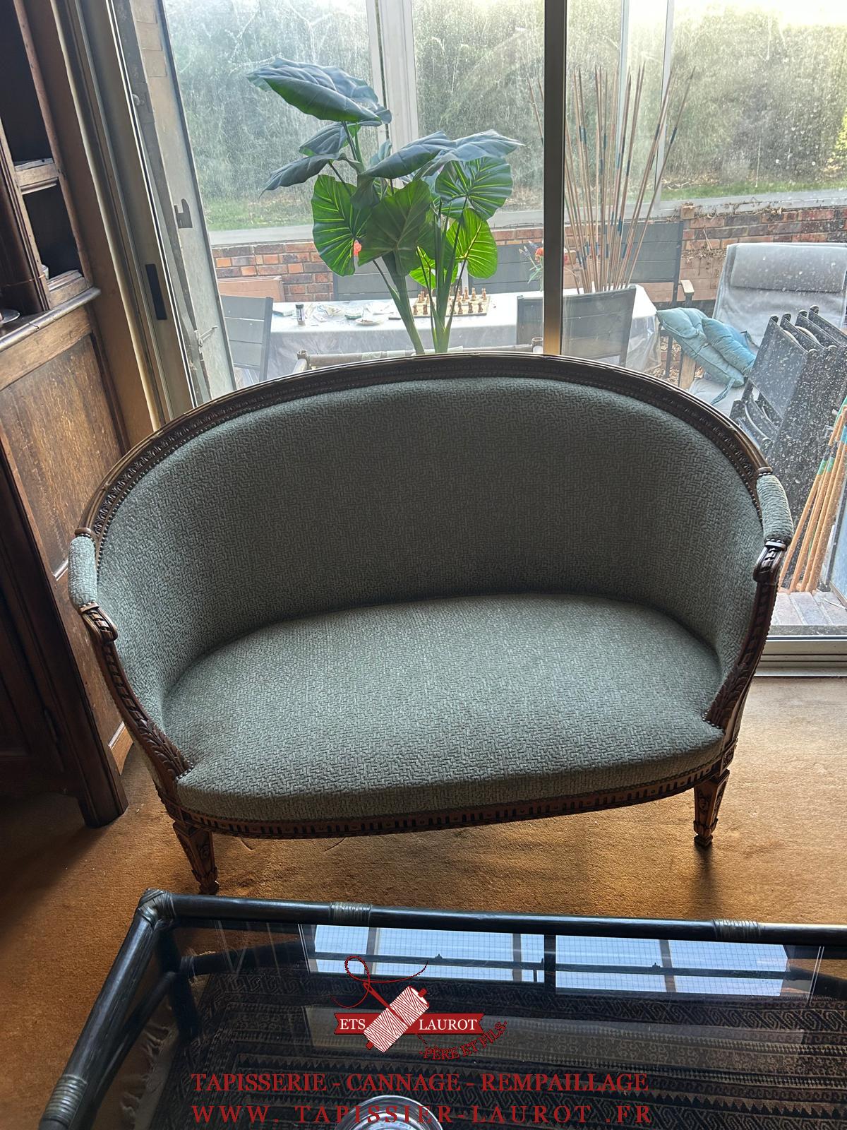 Tapissier ile de France paris 20 Réfection d’un canapé Louis XVI par tapissier à Bougival dans les Yvelines (78)