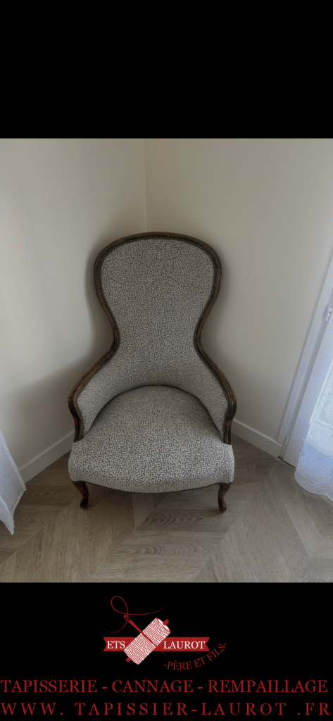 bergere louis xv restauree tapissier versailles garniture traditionnelle fauteuil ancien renove