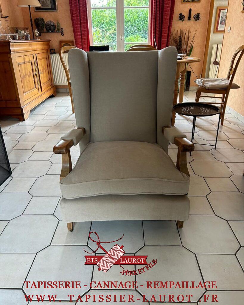 Réfection complète Fauteuil style bergère oreille finition passe-poil tissus fournis par nos soin à Auvers-sur-Oise (95430)