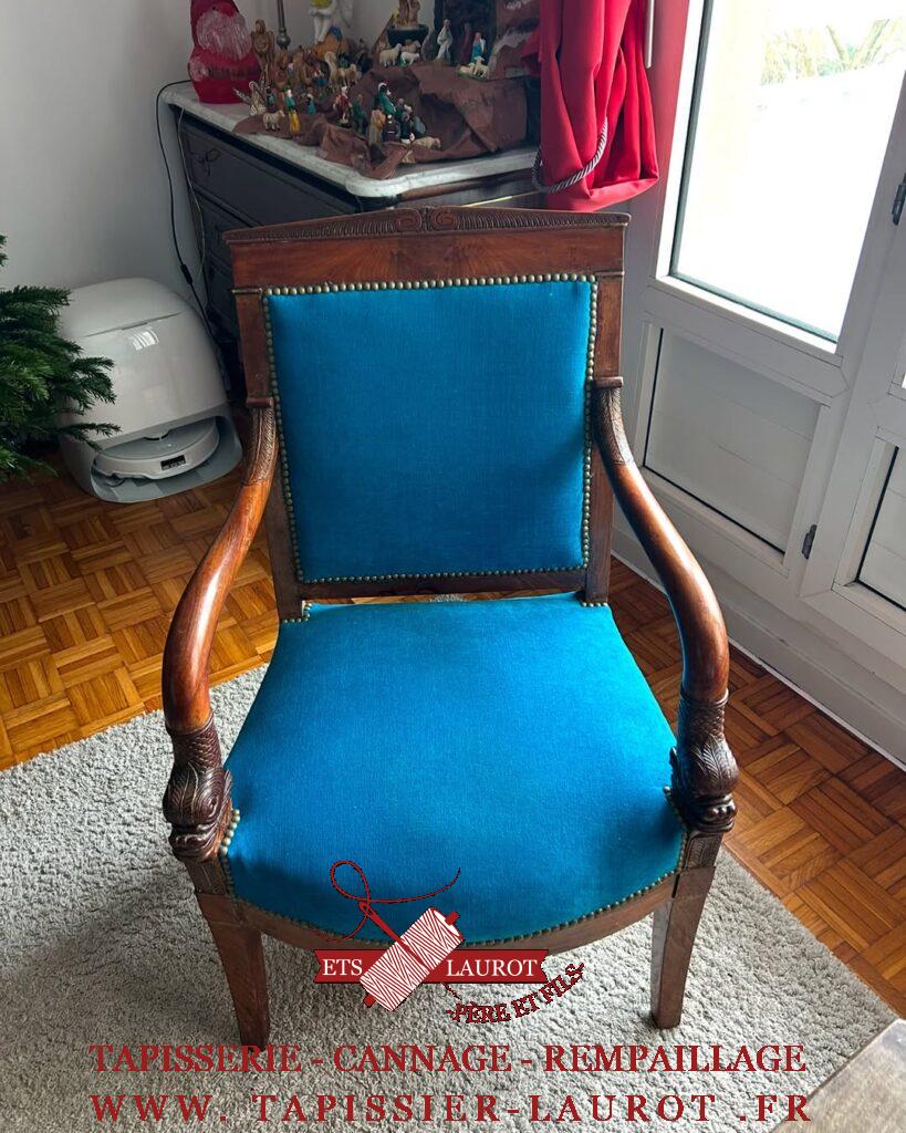 Réfection de fauteuil au dauphin cabriolet de style Empire - Consulat en acajou du 19eme siècle à Suresnes (92150).