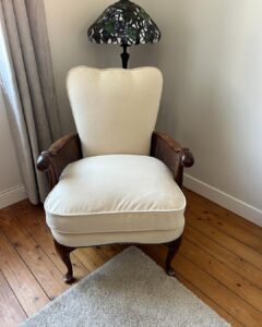 Restauration complète fauteuil réfection assise coussin finition passe-poil tissus fournis par nos soin à Eaubonne 95600