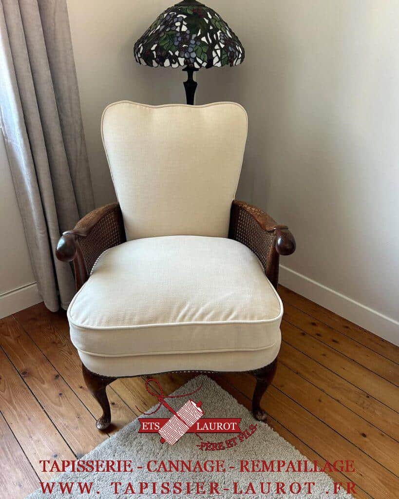Restauration complète fauteuil réfection assise coussin finition passe-poil tissus fournis par nos soin à Eaubonne 95600