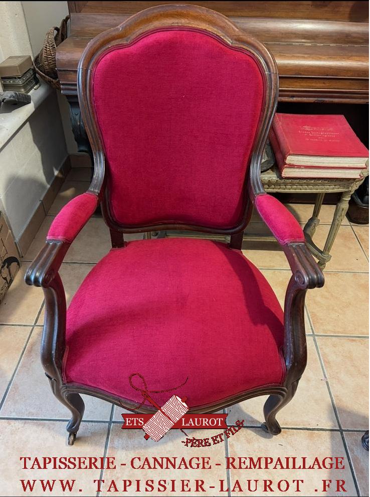 Fauteuil Louis-Philippe restauré en garnissage traditionnel à L’Isle-Adam dans le Val-d’Oise, avec tissu rouge AMARA Opéra.