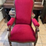 tapissier Oise 60 6 Fauteuil Voltaire de style Napoléon III restauré en garnissage traditionnel à L’Isle-Adam dans le Val-d’Oise, avec tissu rouge AMARA Opéra.