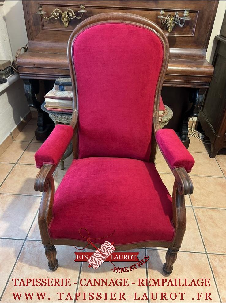 Fauteuil Voltaire de style Napoléon III restauré en garnissage traditionnel à L’Isle-Adam dans le Val-d’Oise, avec tissu rouge AMARA Opéra.