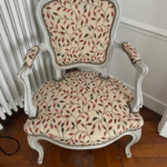 tapissier Oise 60 7 Réfection complète d’un fauteuil Cabriolet Louis XV – Finition cloutée à Enghien-les-Bains (95 – Val-d’Oise)