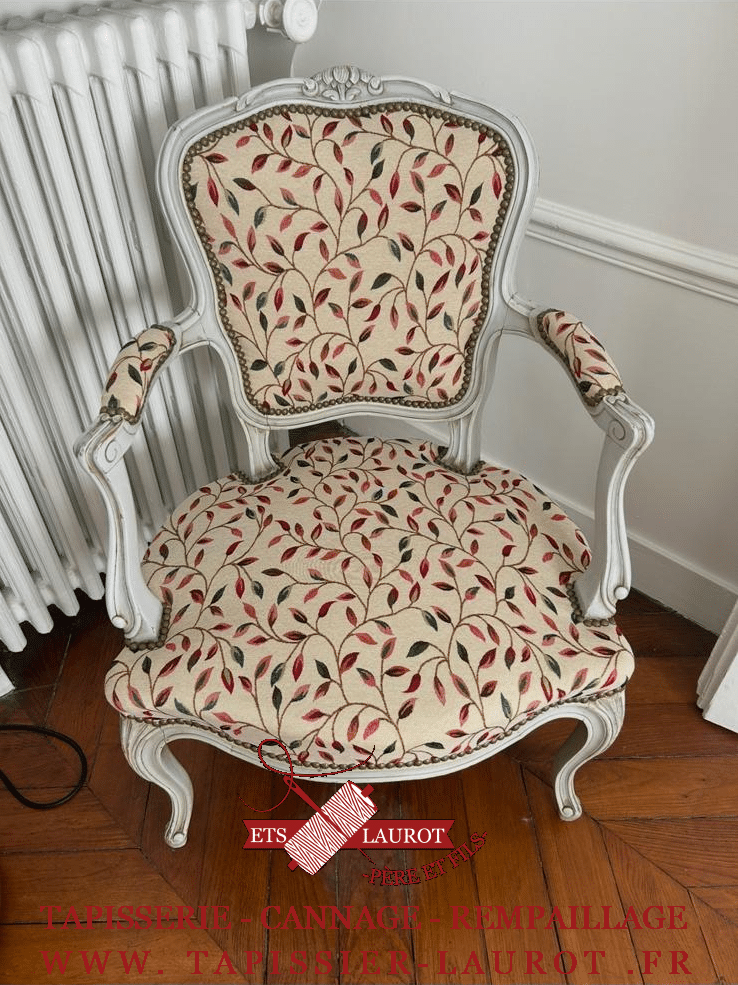 Réfection complète d’un fauteuil Cabriolet Louis XV – Finition cloutée à Enghien-les-Bains (95 – Val-d’Oise)