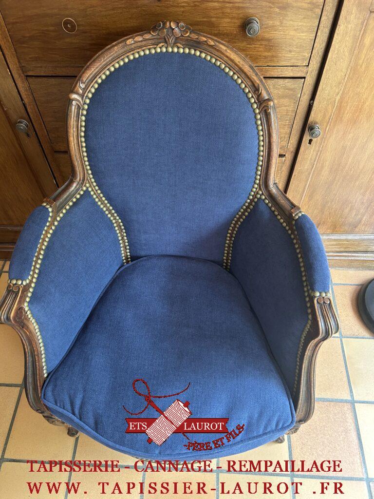 Bergère de style Louis XV restaurée en tissu bleu avec finition cloutée