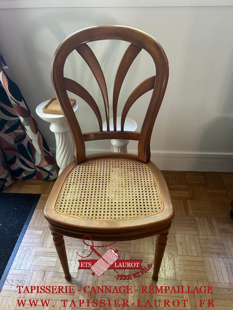 Chaise en bois avec assise en cannage à six fils après réfection.