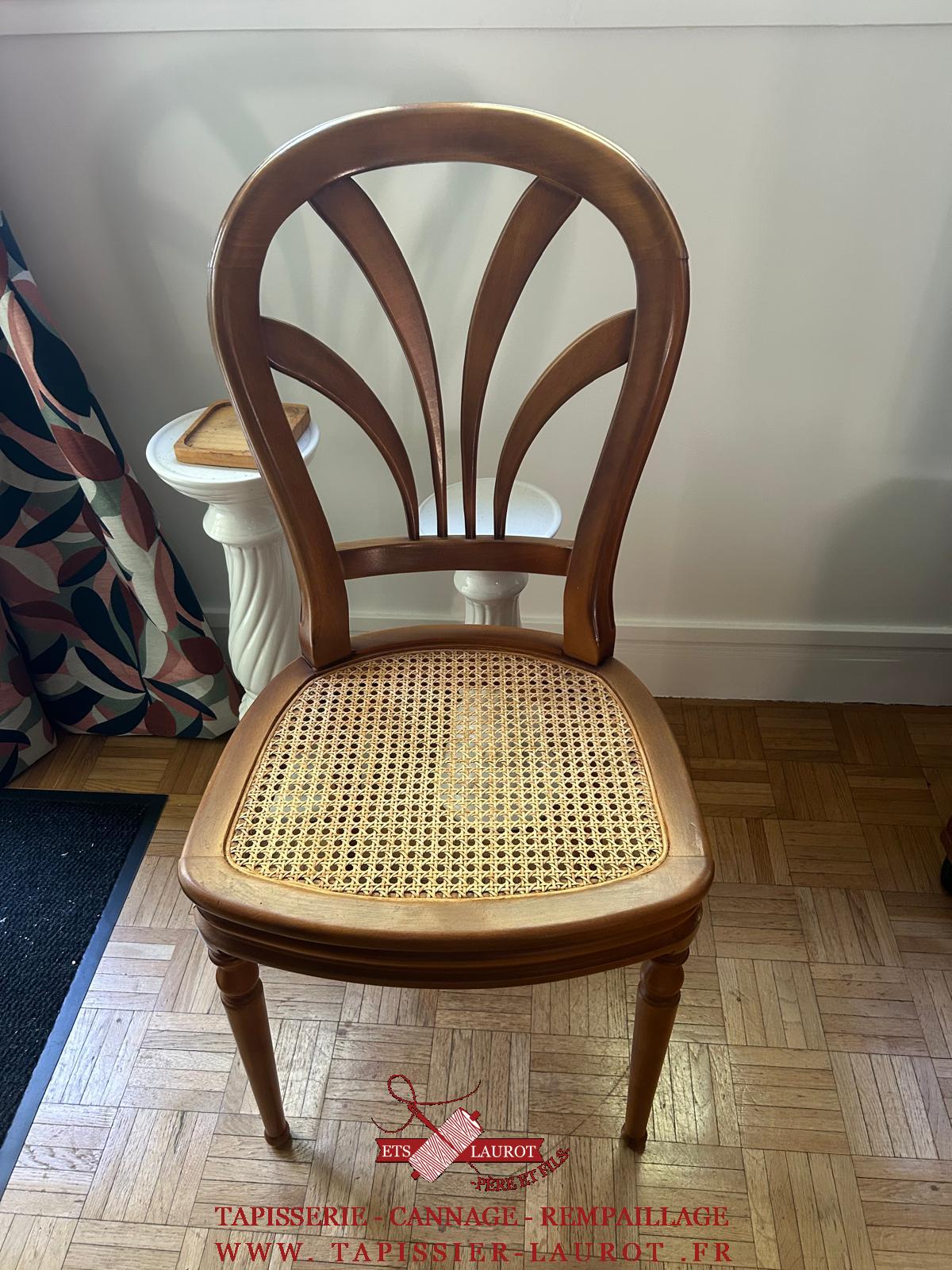 Chaise en bois avec assise en cannage à six fils après réfection.