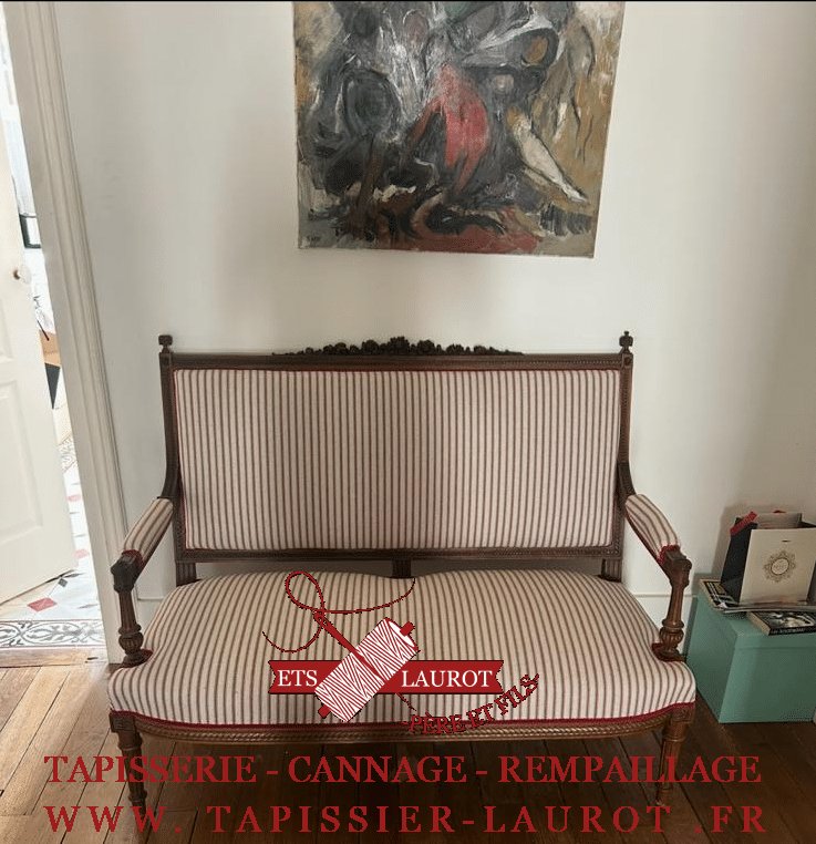 Réfection complète d’une banquette Louis XVI – Marly-le-Roi (78)
