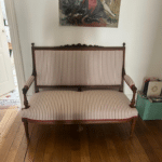 Réfection complète d’une banquette Louis XVI – Marly-le-Roi (78)