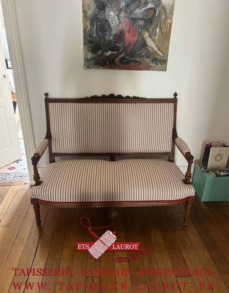 Réfection complète d’une banquette Louis XVI – Marly-le-Roi (78)
