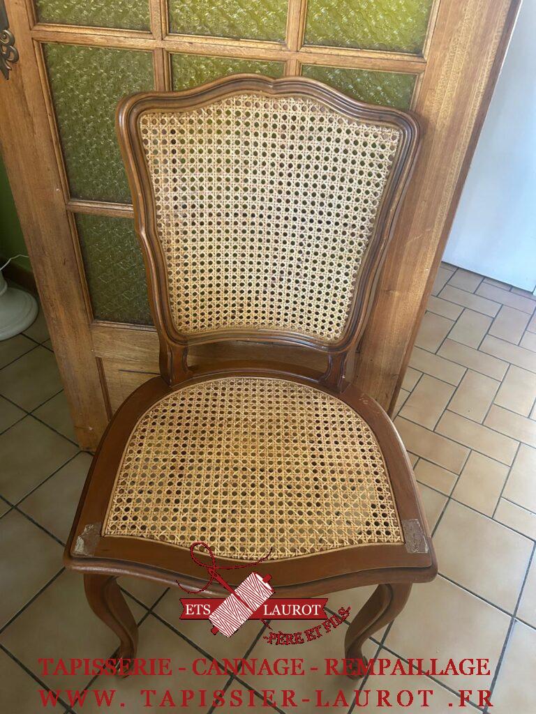 Chaise en bois de style Louis XV avec assise et dossier en cannage traditionnel avant restauration