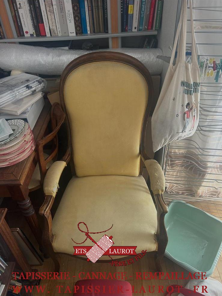 Après restauration réfection d'un fauteuil Voltaire Louis Philippe à Versailles (78) Par Tapissier laurot