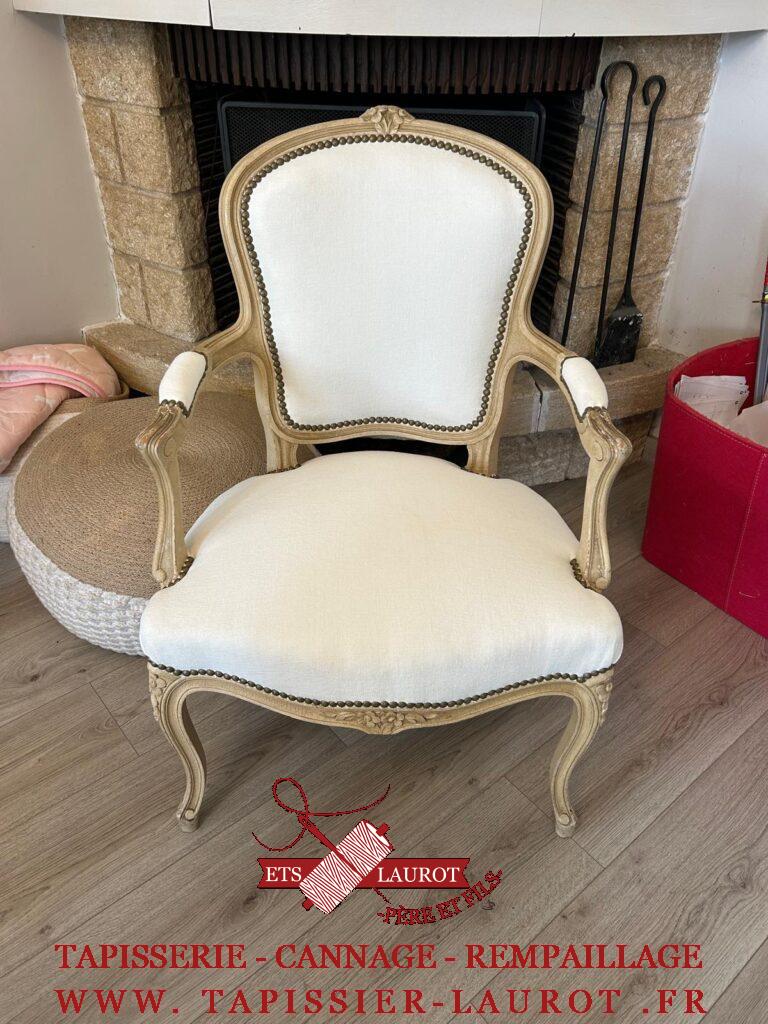 Fauteuil cabriolet Louis XV après réfection traditionnelle à Saint-Germain-en-Laye