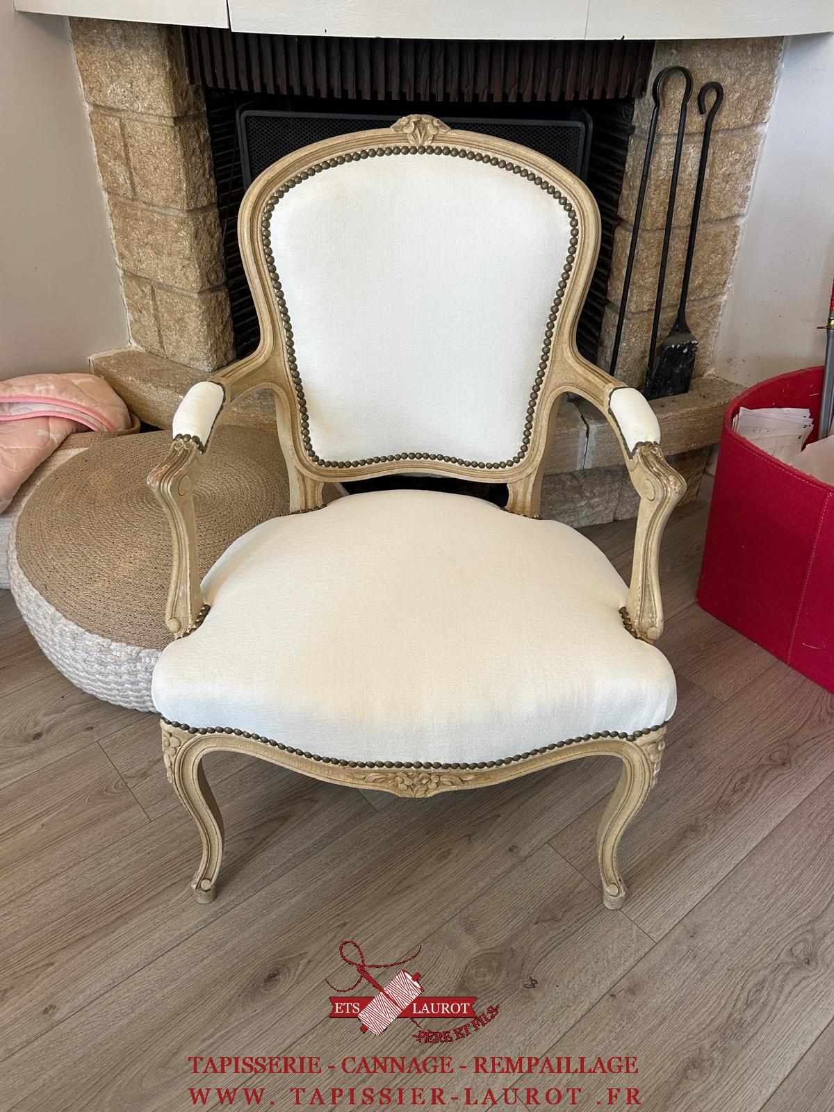 Fauteuil cabriolet Louis XV après réfection traditionnelle à Saint-Germain-en-Laye