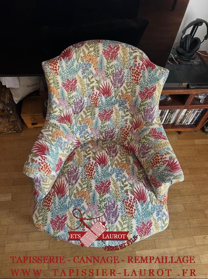 Fauteuil crapaud restauré à Versailles avec tissu floral FROCA MELUSINE