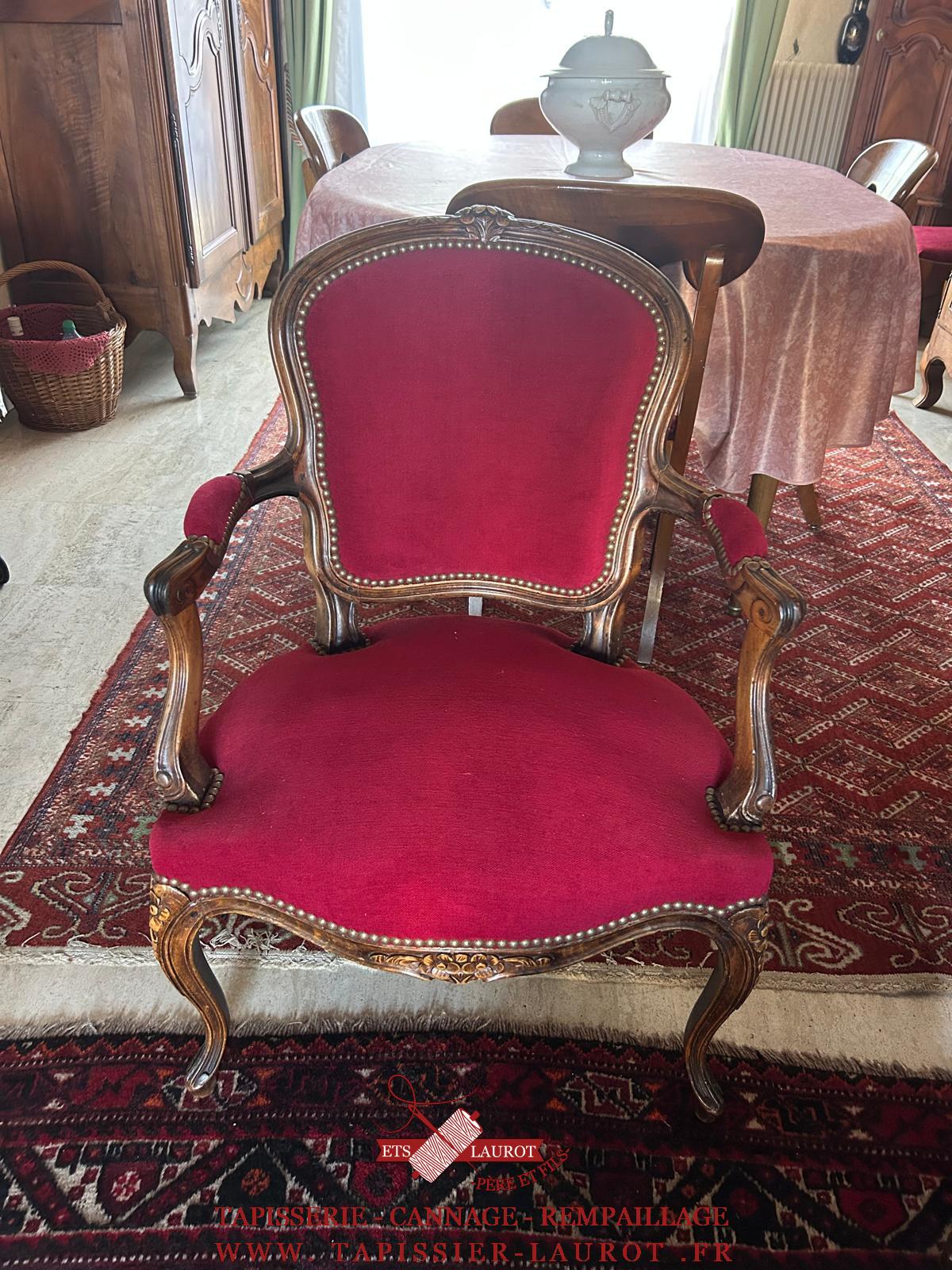 Réfection de deux fauteuils cabriolets Louis XV à Pierrelaye – Tapisserie Laurot
