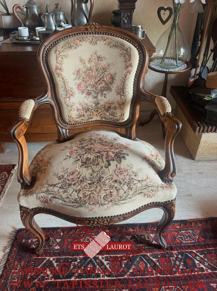 Réfection de deux fauteuils cabriolets Louis XV à Pierrelaye – Tapisserie Laurot