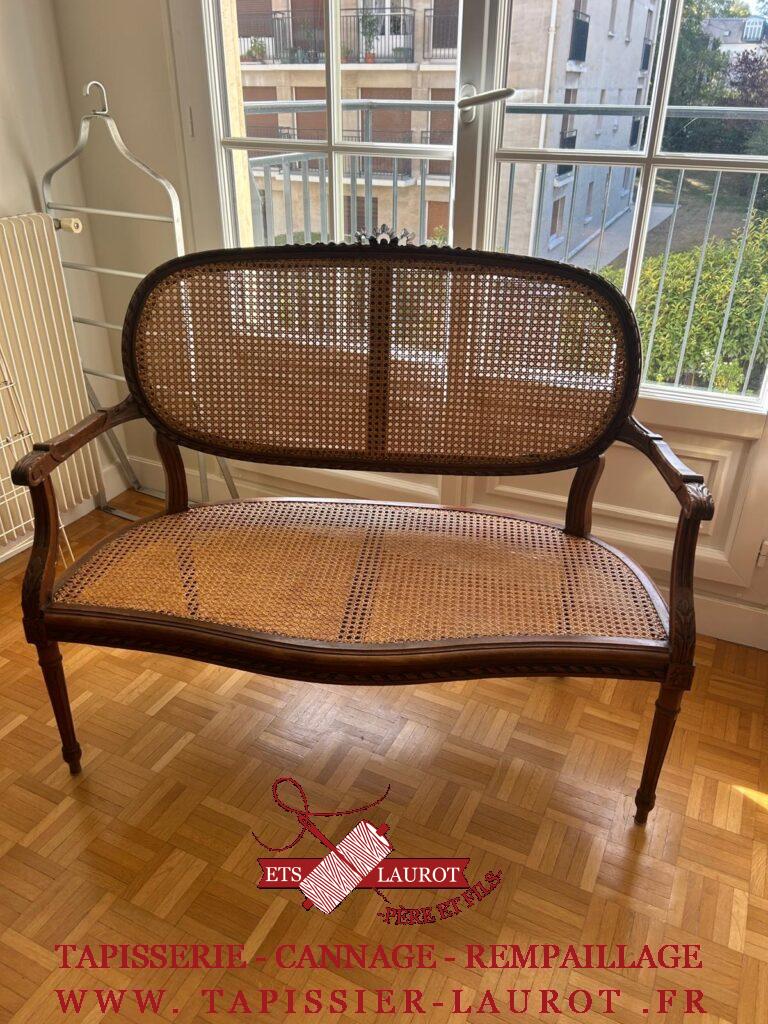Réfection du cannage mécanique d’une banquette Louis XV à Versailles